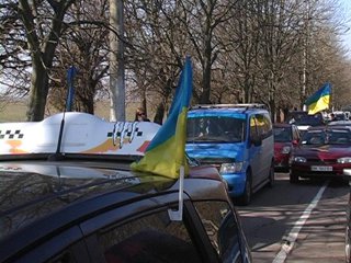 Єдність по-рівненськи: сотні автівок знову проїхались містом