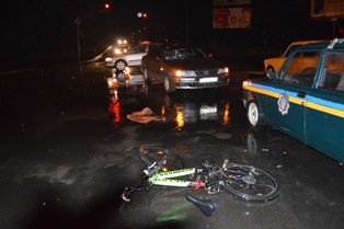 У Рівному під колеса легковика потрапила 15-річна велосипедистка