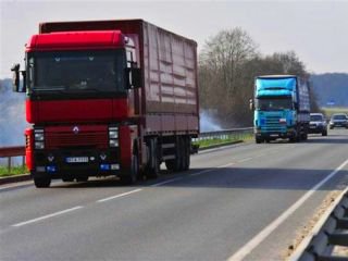 Вантажівкам заборонили їздити дорогами Рівненщини
