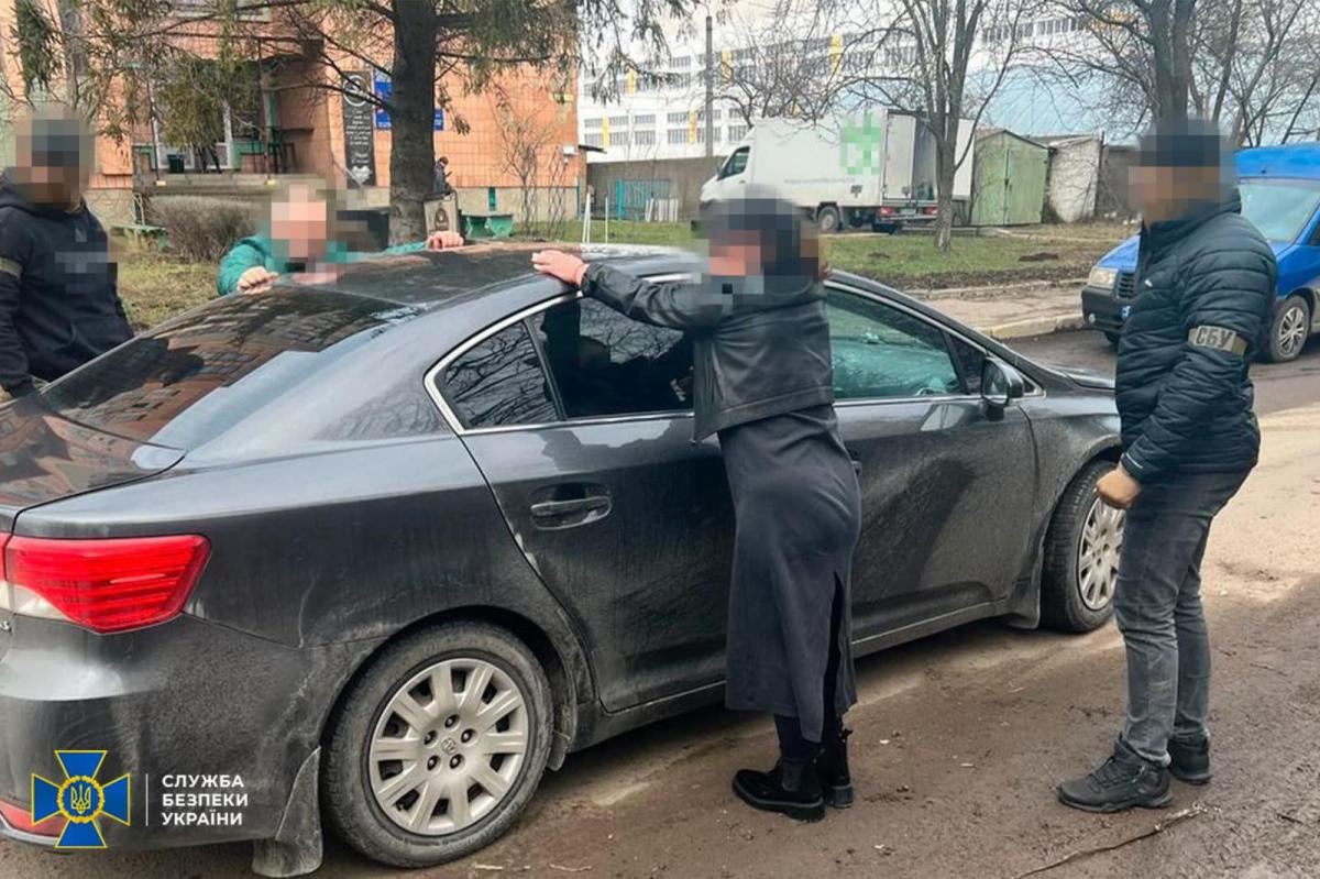 Ввозила в Україну прекурсори під виглядом прального порошку: СБУ Рівненщини затримала рецидивістку