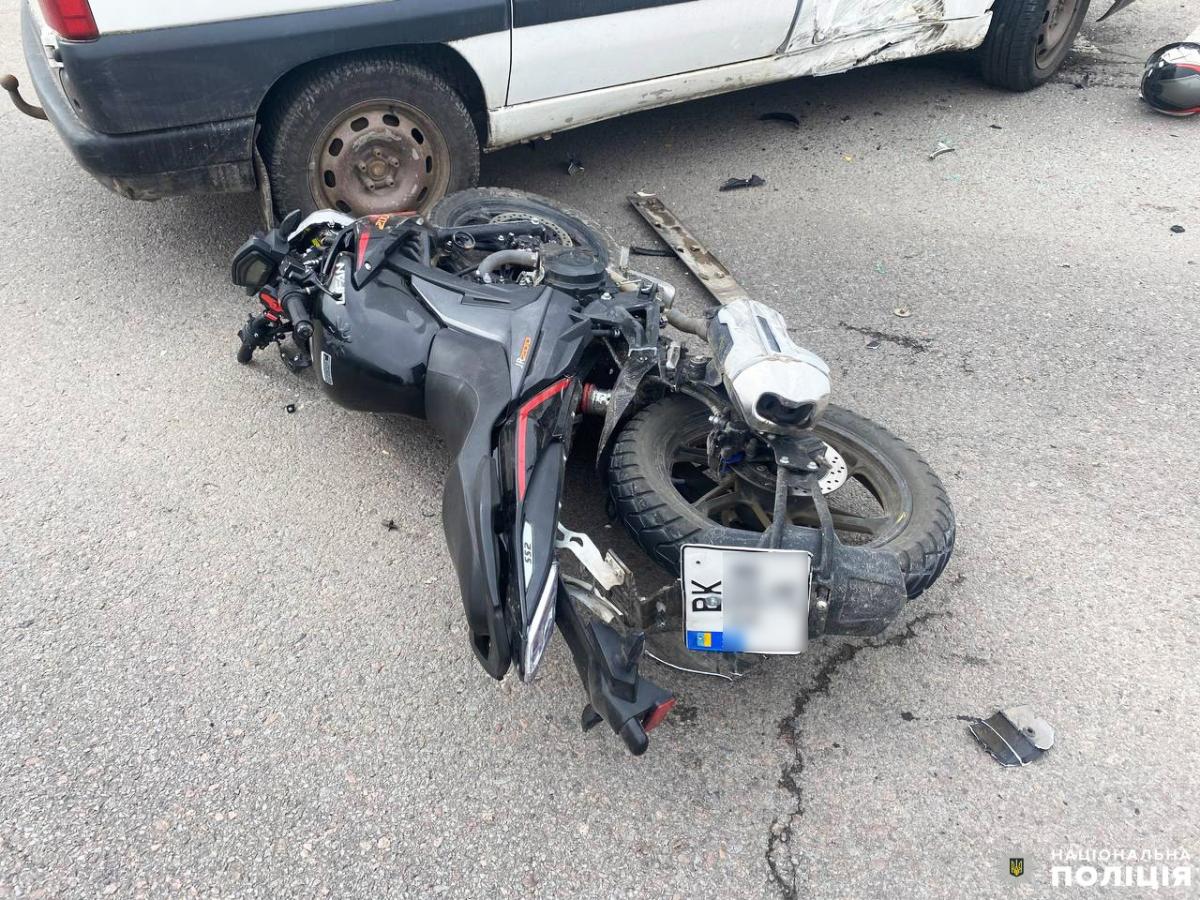 В Острозі внаслідок зіткнення автомобіля з мотоциклом травмувався підліток