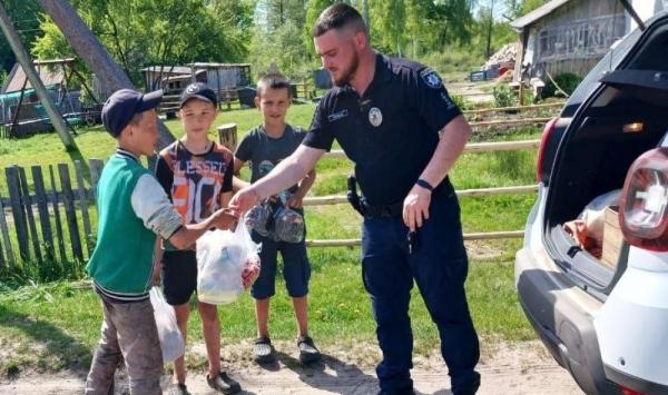 На Рокитнівщині поліцейські із гостинцями відвідали більше 40 сімей