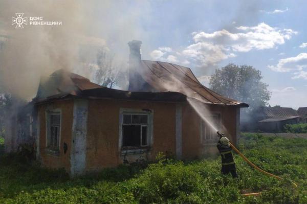 На Рівненщині рятувальники ліквідували пожежу неексплуатуючого житлового будинку