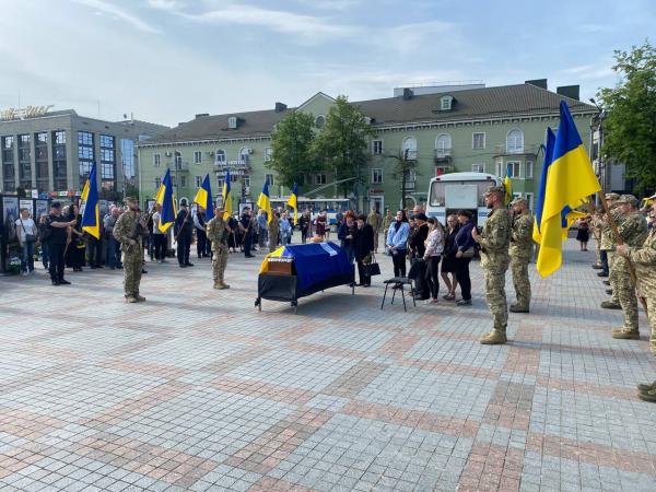 Поклав життя за незалежність: у Рівному попрощалися з Захисником України (ВІДЕО)