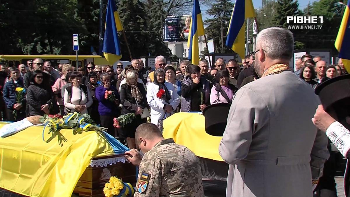 Загинули на Донецькому напрямку: у Рівному попрощалися з двома військовими (ВІДЕО)