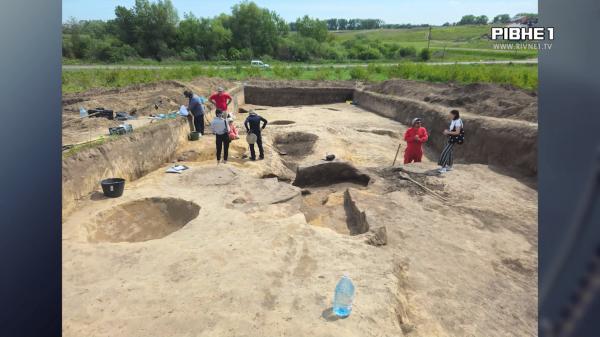 Людські рештки та господарча споруда: у Рівному археологи провели розкопки (ВІДЕО)
