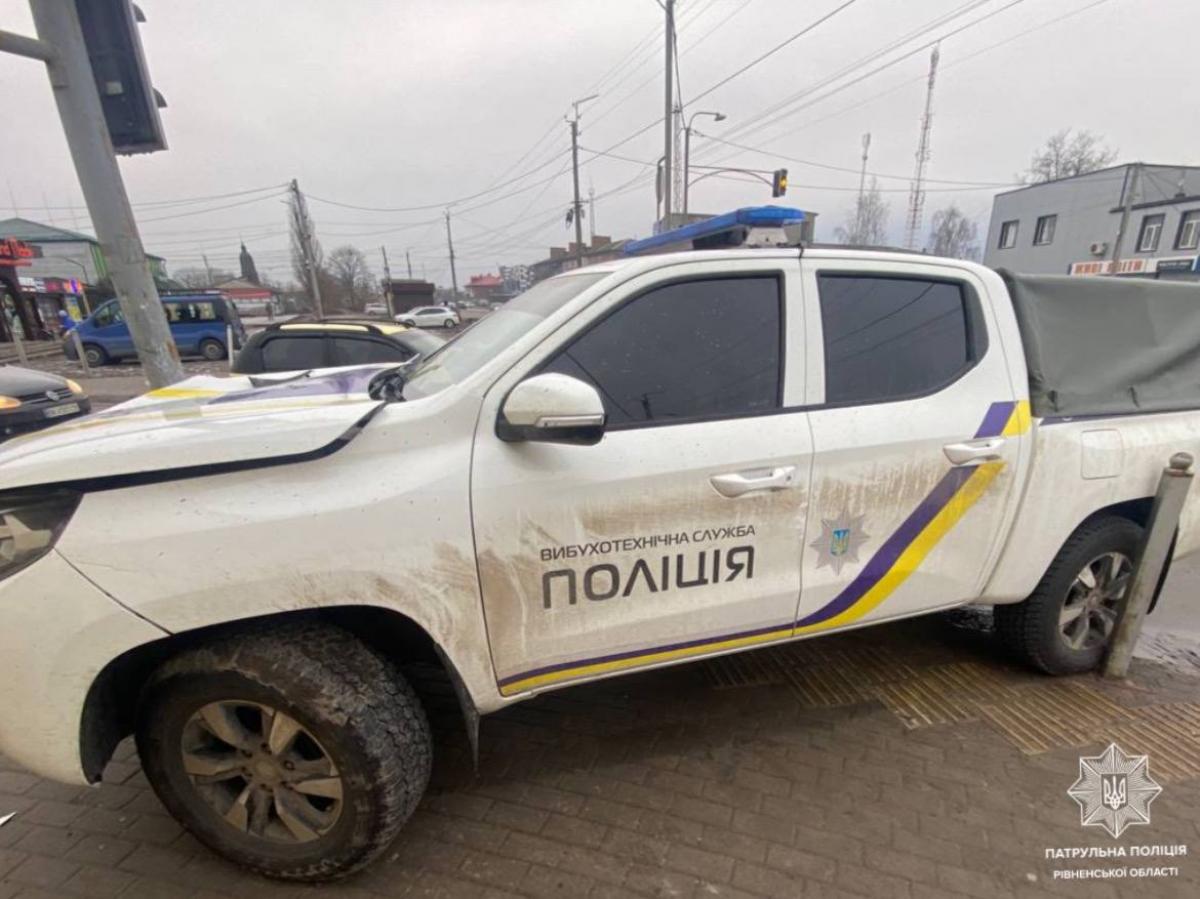 У Сарнах службове авто поліції в`їхало в електроопору - деталі ДТП