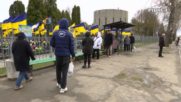 Чекають годинами: жителі Рівного скаржаться на кількість маршруток до кладовища 
