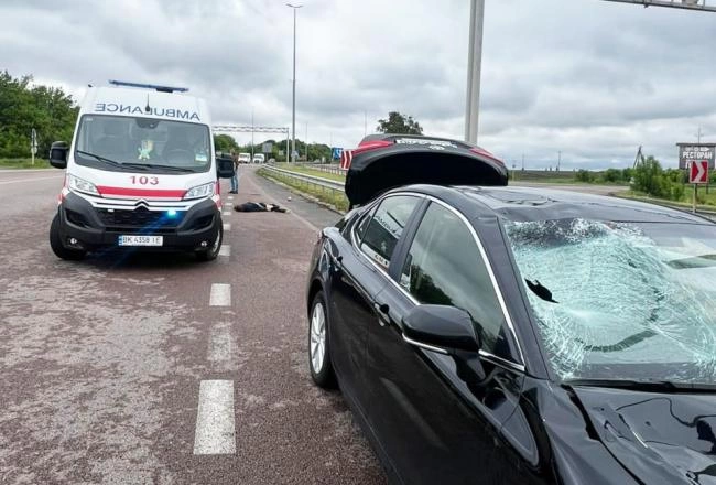 На трасі в Рівненському районі під колесами авто загинув велосипедист (ФОТО)