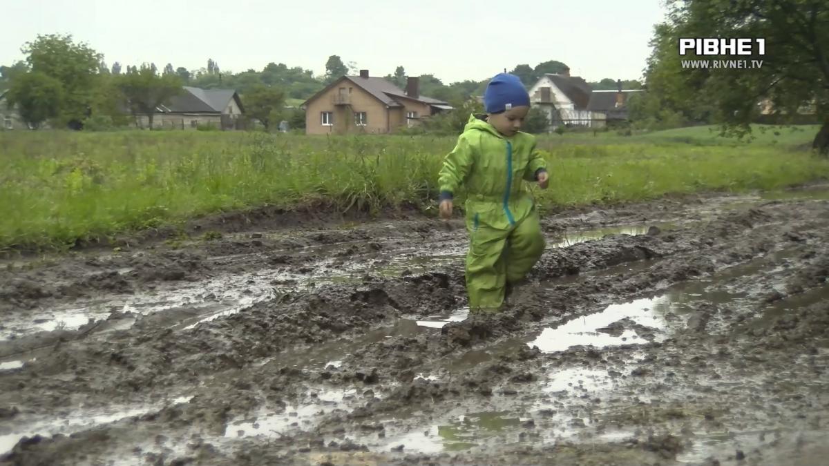 По коліна у багнюці: на Рівненщині жителі села Кошатів скаржаться на жахливий стан однієї з вулиць (ВІДЕО)