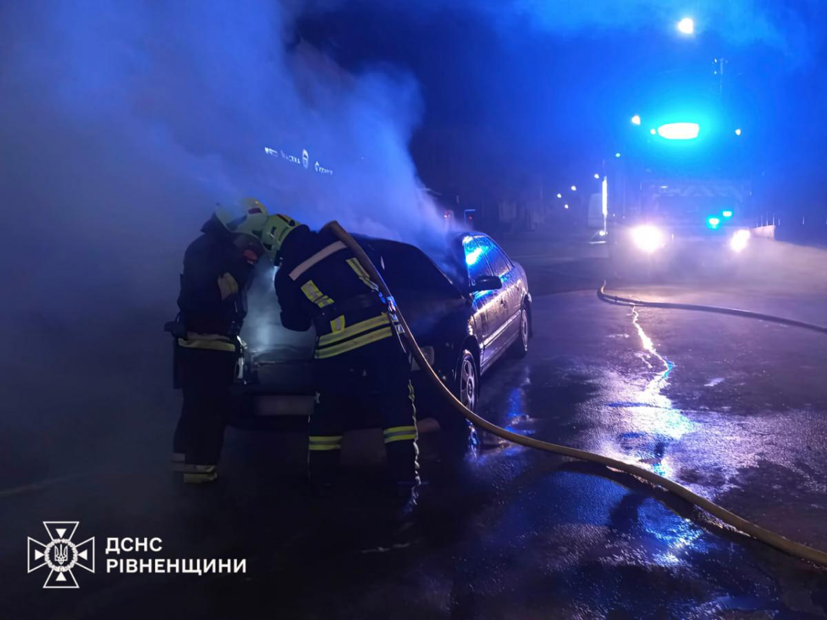 В Острозі на проспекті Незалежності загорівся легковик