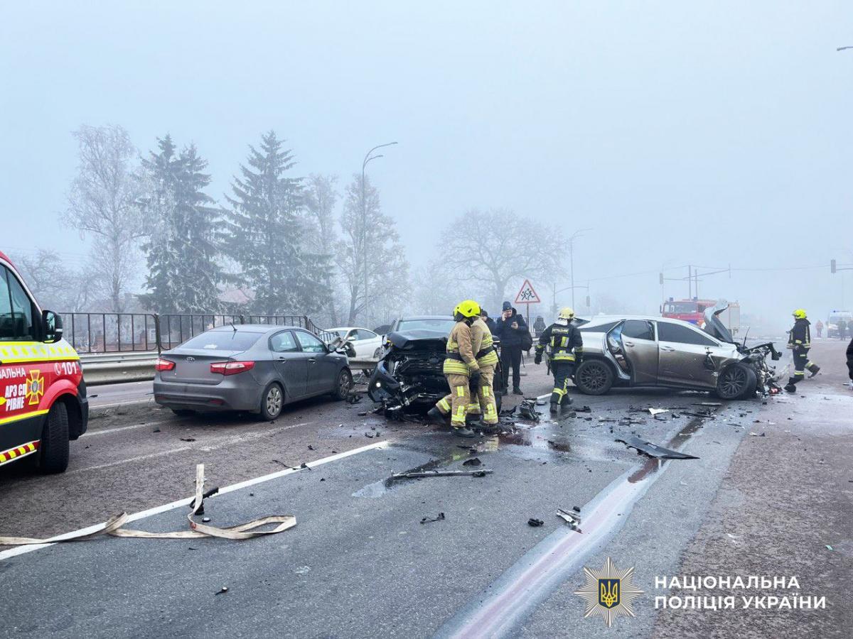 Рух перекритий: на місці ДТП поблизу Рівного працює поліція, рятувальники та медики 