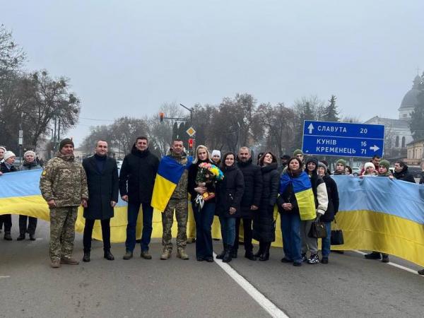 В Острозі зустріли захисника після полону та реабілітації (ФОТО)