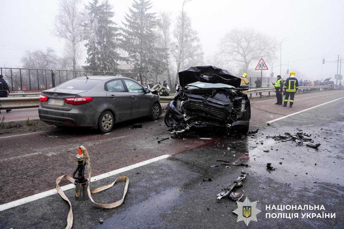 Вісім авто, дві автопригоди: відомі деталі ДТП поблизу Рівного (ФОТО)