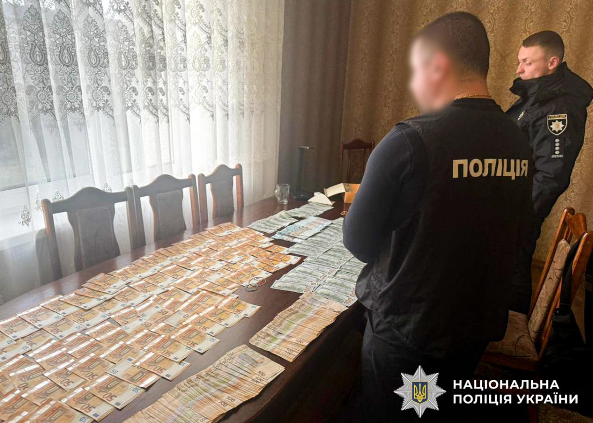 2500 доларів за «вирішення» земельного питання: на Рівненщині викрили підприємця на хабарі