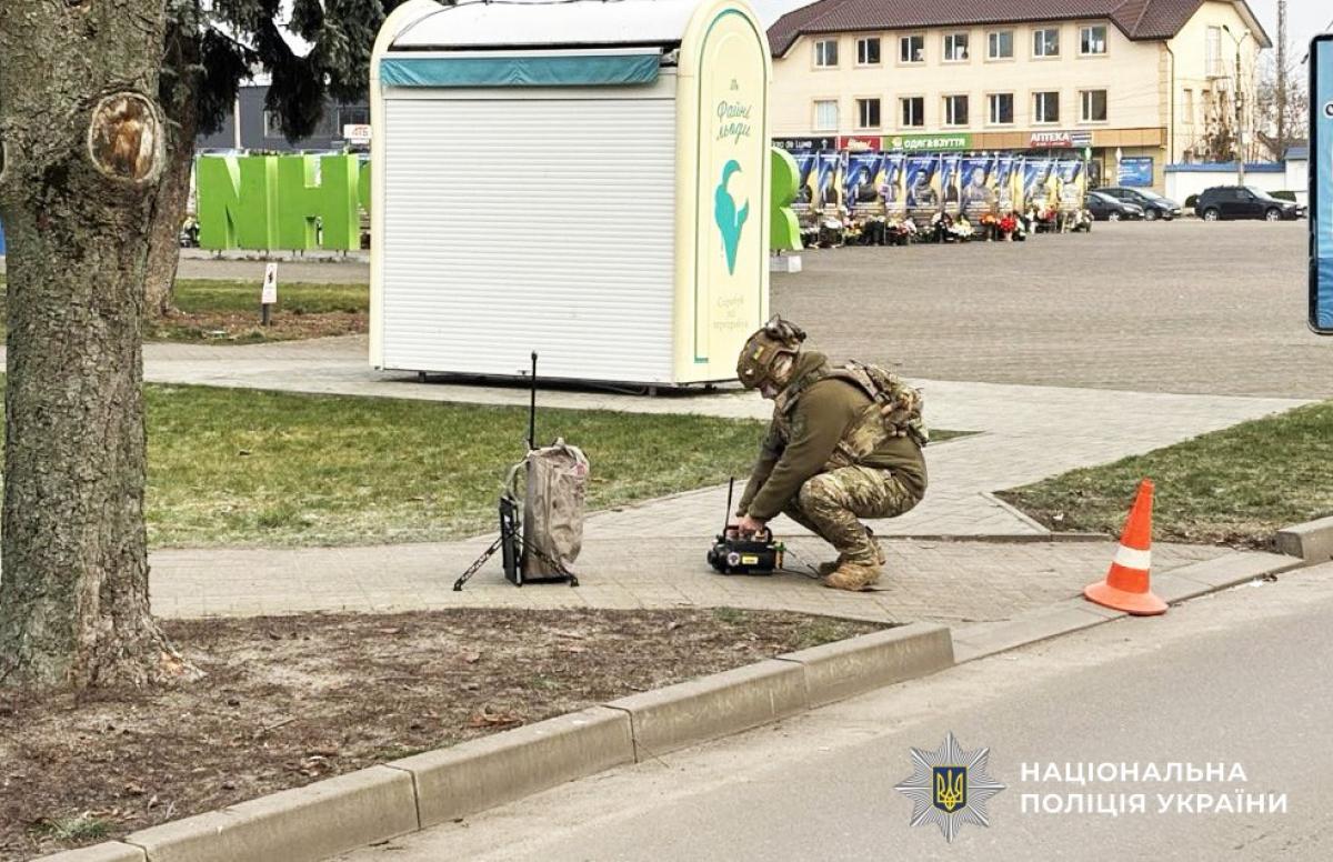 У Сарнах на центральній площі перевіряли підозрілу валізу