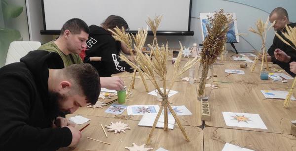 У Рівному провели різдвяну майстерку для військових, які проходять лікування