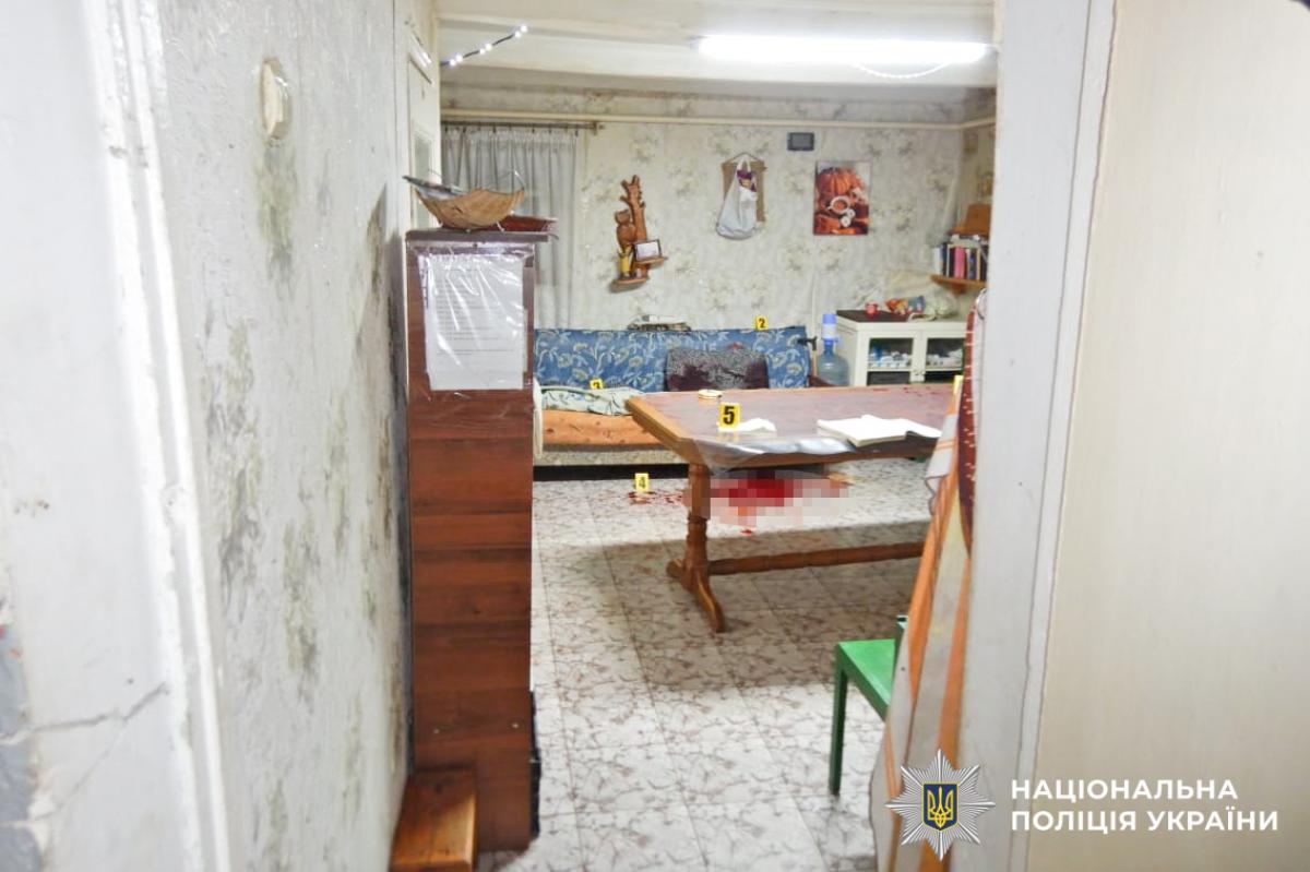 Вдарив ножем у шию: у Рівному чоловіка затримали за вбивство знайомого