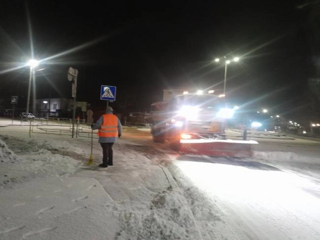 Здолбунівські комунальники працюють над очищенням снігу (ВІДЕО)