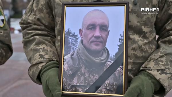 Рівне провело старшого солдтата, який загинув внаслідок удару ворожого дрона (ВІДЕО)