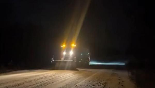 Понад 70 шляховиків розчищають дороги Рівненщини після снігопаду