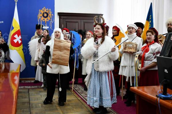 Медики Рівненської обласної лікарні знову колядують для ЗСУ