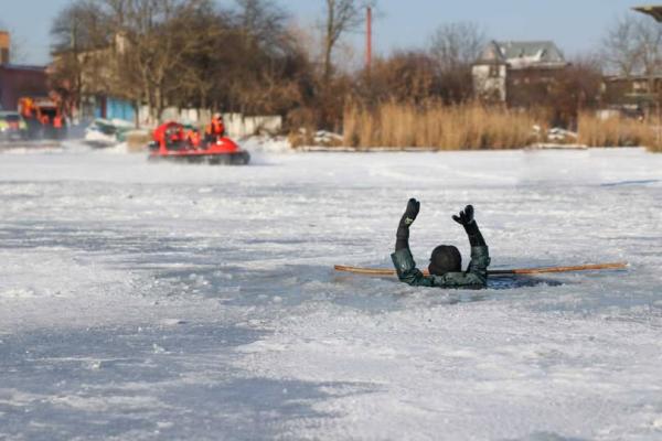 Рятувальники Рівненщини застерігають: вихід на тонкий лід смертельно небезпечний