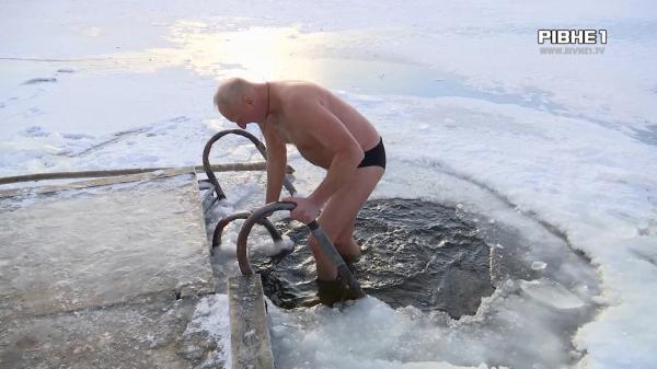  Крижана вода, сніг та мороз: рівненські екстремали вперше в Новому році занурилися у Басів Кут (ВІДЕО)