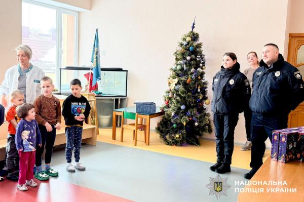 Вихованців реабілітаційного центру у Рівному привітали ювенальні поліцейські