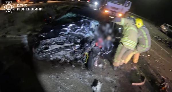 Смертельна автопригода на трасі Київ-Чоп: рятувальники деблокували тіло загиблої