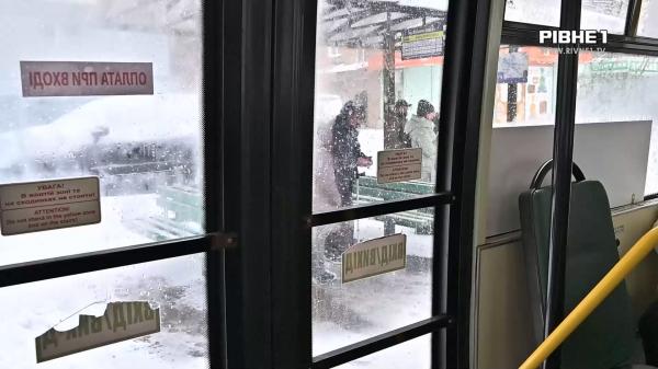 Курсує вже тиждень: думки рівнян про новий автобусний маршрут (ВІДЕО)