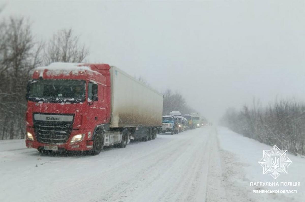 Негода на Рівненщині: поблизу Турковичів на трасі Київ — Чоп тимчасово обмежили рух вантажівок