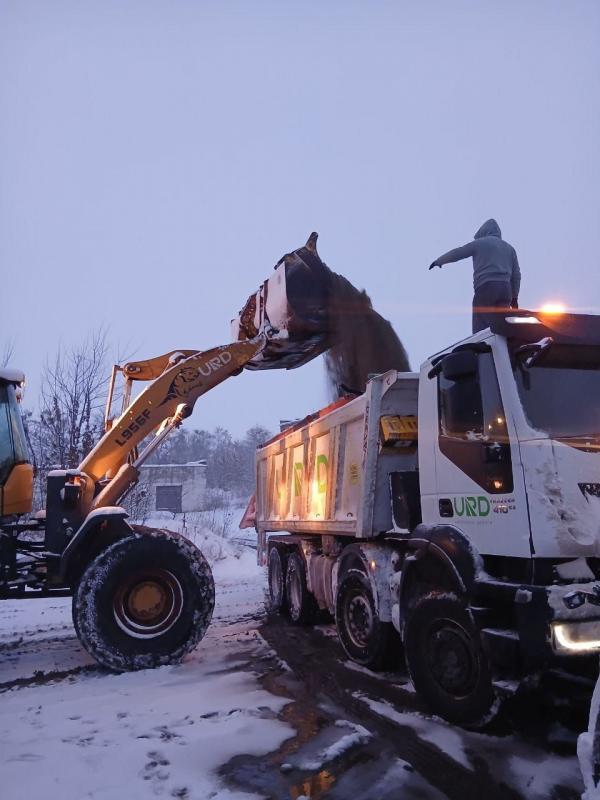 На автошляхах Рівненщини зі стихією борються майже 100 одиниць техніки