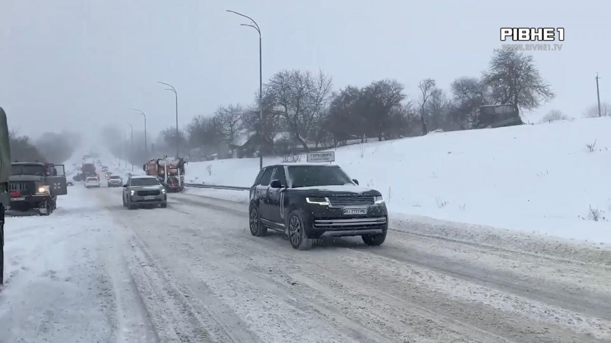10-ти кілометровий затор та години у сніговій пастці: як Рівненщина долала негоду (ВІДЕО)