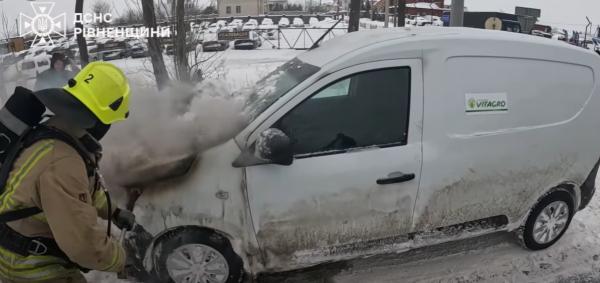 Поблизу Рівного загорівся легковий автомобіль (ВІДЕО)