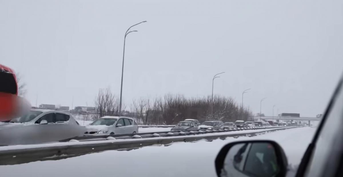 Під час снігової негоди патрульні супроводили вагітну жінку до пологового (ВІДЕО)