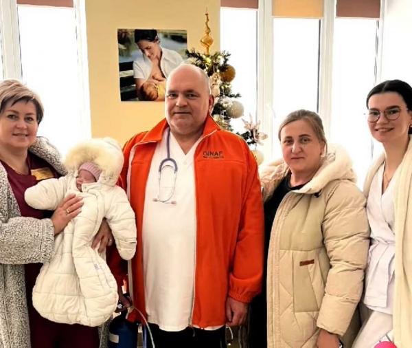 Чотири місяці боротьби: з Рівненського перинатального центру виписали дівчинку, яка народилася вагою 610 грамів