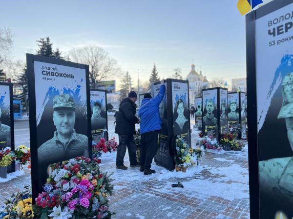 У Рівному відновили пошкоджені портрети полеглих Захисників України (ФОТО)