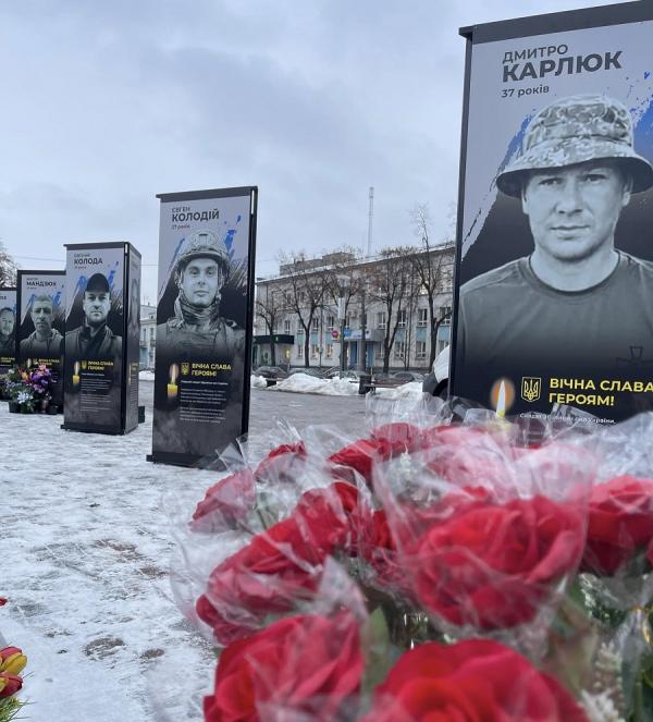 У центрі Рівного з’явилися портрети ще 24 полеглих Героїв