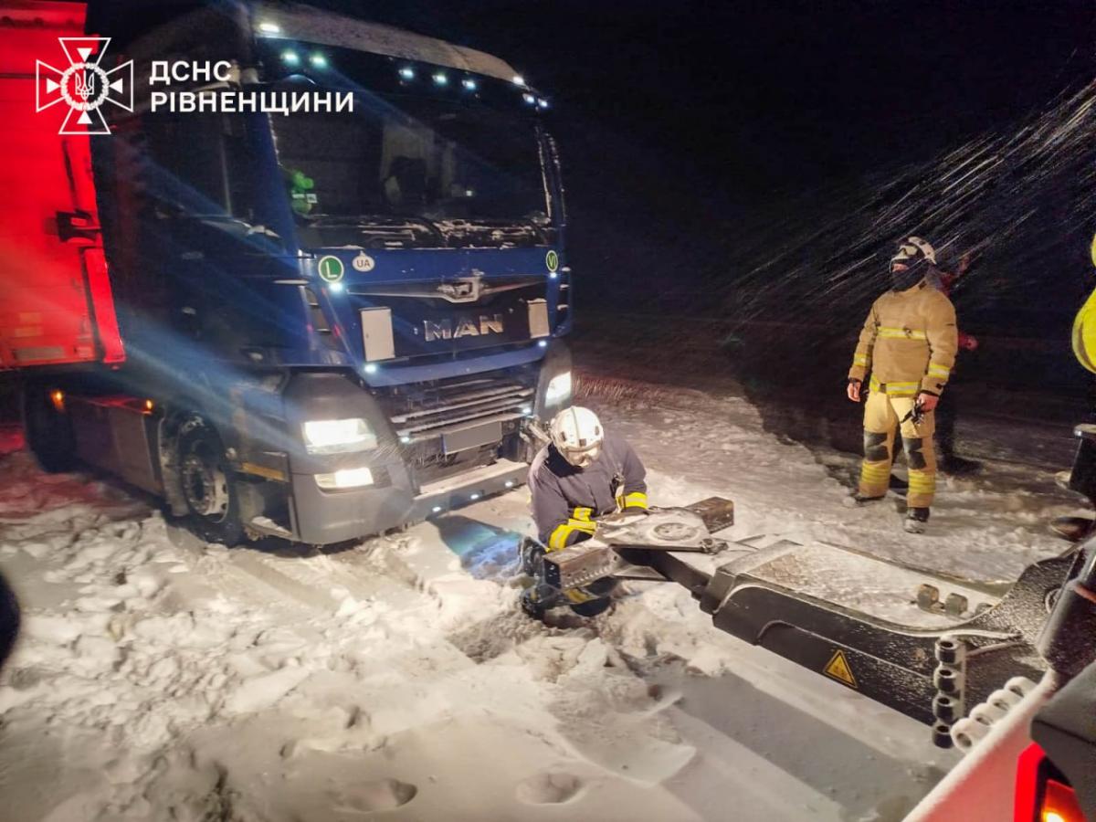 У Рівненському районі рятувальники розчистили трасу Київ–Чоп після зупинки вантажівок