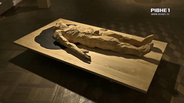 В Рівному відбулася виставка скульптур з дерева Львівського митця (ВІДЕО)