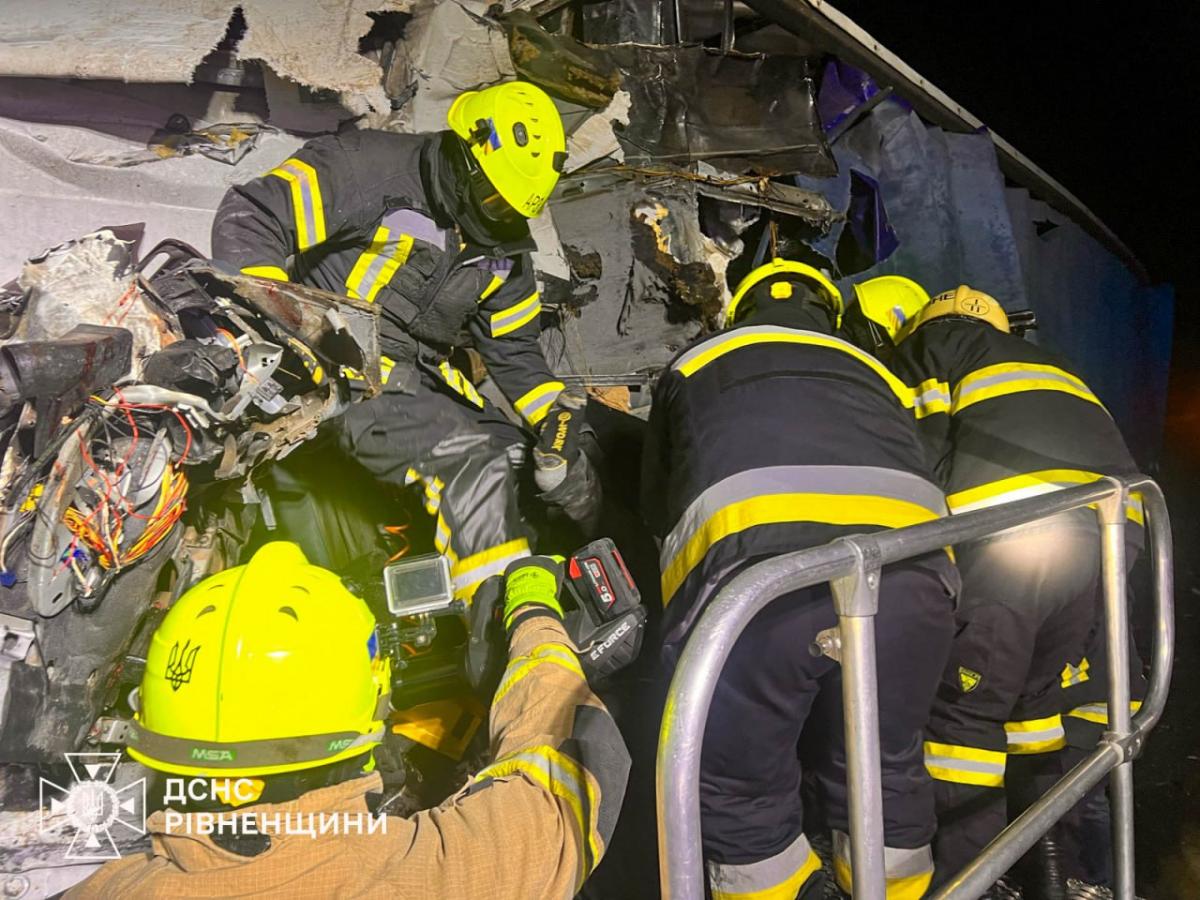 Трагічна ДТП: на Рівненщині внаслідок зіткнення двох вантажівок загинув водій (ВІДЕО)