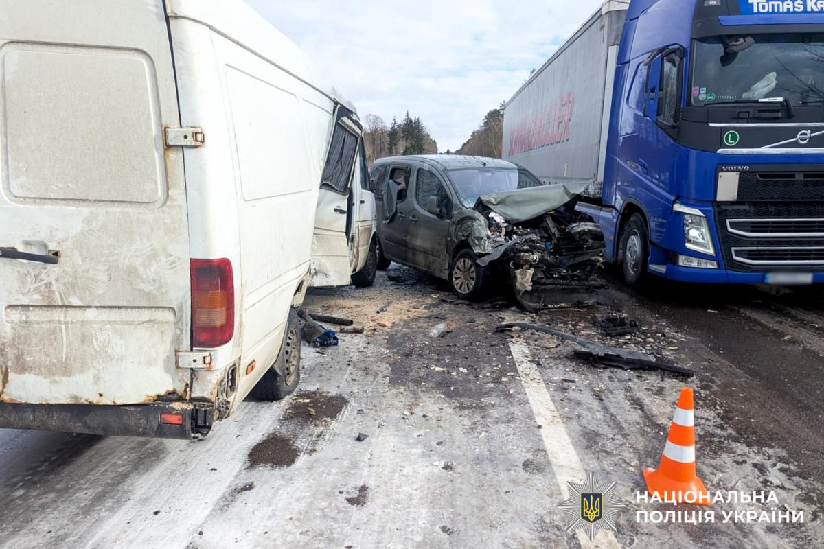 На трасі поблизу Трьох Копців зіткнулися Volkswagen і Citroen: травмована пасажирка