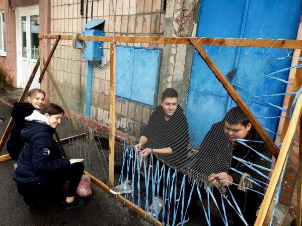 871 вантаж допомоги та тисячі окопних свічок: як працює волонтерський штаб у Рівному