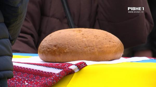 Потрійна втрата: У Рівному попрощалися з полеглими Героями (ВІДЕО)