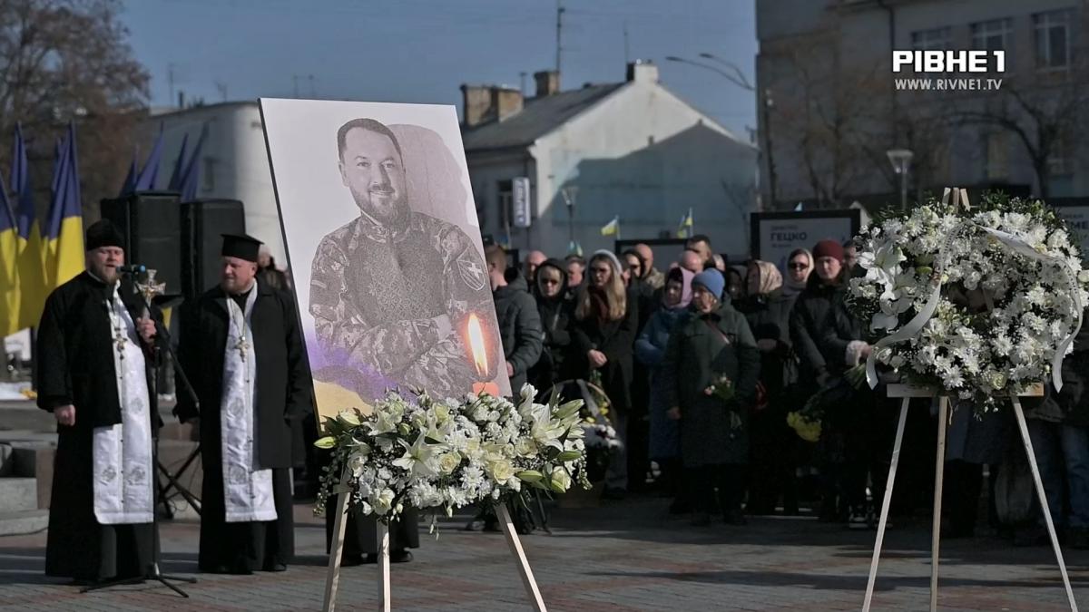 Журналіст, депутат, воїн і батько: У Рівному попрощалися з захисником Олександром Курсиком (ВІДЕО)