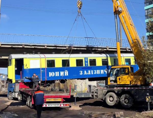 У Рівному оновлюють вагони дитячої залізниці перед літнім сезоном