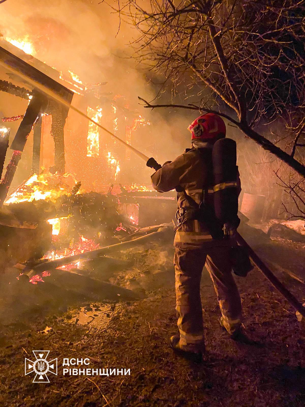 Трагічна пожежа на Костопільщині: загинула жінка, чоловік - у реанімації