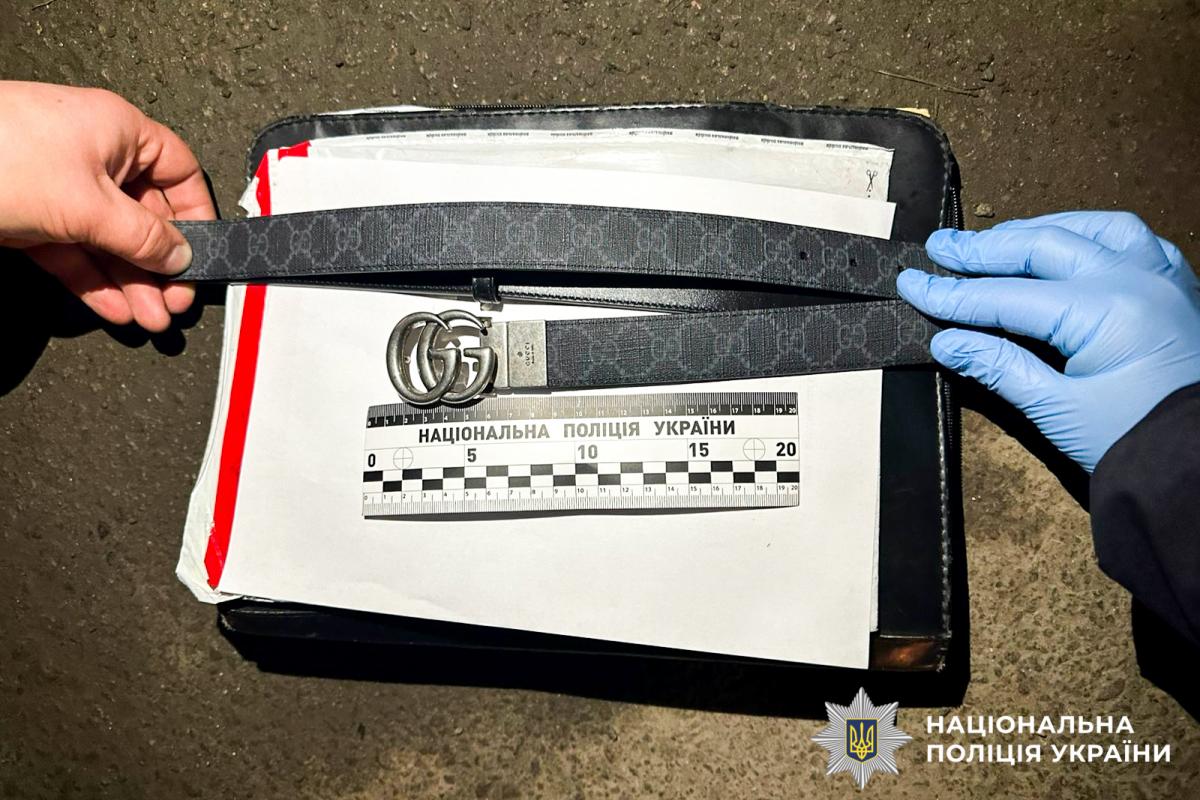 У Рівному чоловік підмінив ремінь за 36 тисяч гривень на підробку — його оперативно затримали