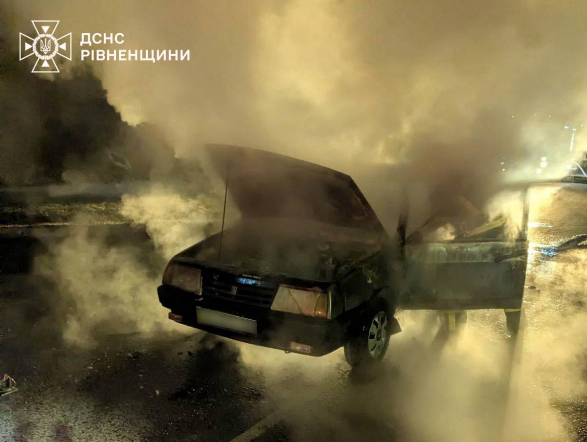 У Здолбунові загорівся легковик: рятувальники оперативно ліквідували пожежу